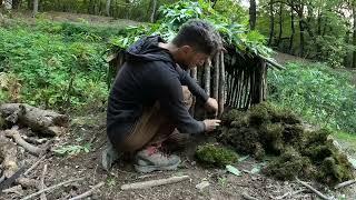 Baute einen wunderschönen Unterstand in Kreisform in unberührter Natur. Bushcraft beim Solo-Camping.