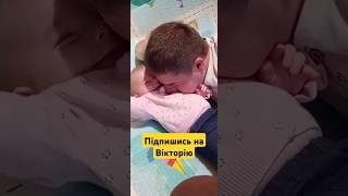 Вікторія бавиться з татом)