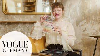 Jella Haase öffnet ihre Tasche – mit Glitzer-Eyeliner & Comic | In the Bag | VOGUE Germany