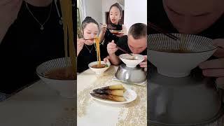 没想到女儿给老公准备这么大礼物 #夫妻 #美食 #吃货  #搞笑吃播 #food #吃货推荐官  #funny #tiktok #mukbang  #eat  #剧情 #搞笑