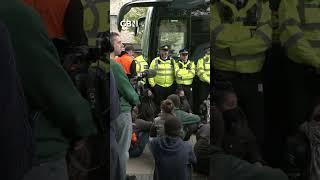 Peckham protesters arrested after blocking a coach taking asylum seekers to Bibby Stockholm #gbnews