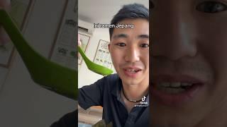 Orang Jepang makan ramen di Solo, Indonesia