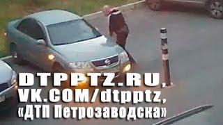 Пьяный вандал бьет по припаркованным авто