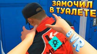 КИЛЛЕР ЛОВИТ В ТУАЛЕТЕ В ВР ( HITMAN VR )