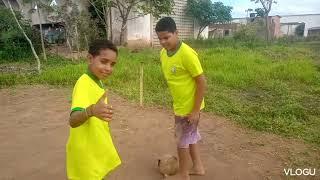 Ícaro e Roni jogando bola