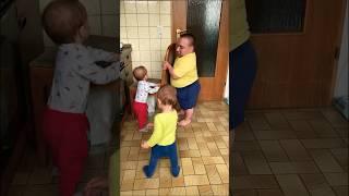 Little daddy washes the dishes #dwarf #comedy #карлик #twins #family #близнюки #funny #shorts