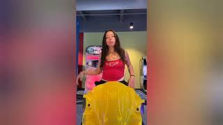 calzon chino publico mientras juega (wedgie)