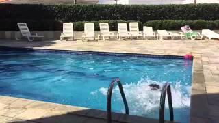 Um pulo na piscina
