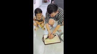 Dad said to knock on my head in this funny video: toddler's funny daily life