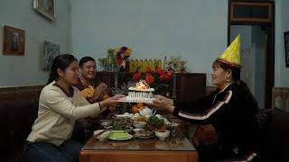 A Mother's Happiness: Doctor Long and Tu Yen secretly held a birthday party for his mother.