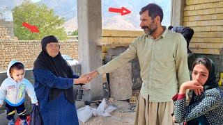 Afshin's grandmother's meeting with the teacher and helping her in building Zulfa's house 