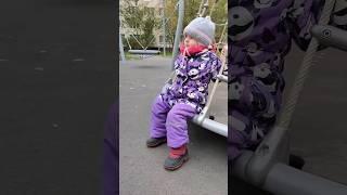 Дочка что-то увидела  Часть первая  #дети #baby