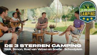 Nick, Simon, Roel van Velzen en Snelle - Schoolplein | De 3 sterren camping