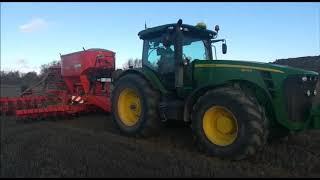 John Deere 8245R  con sembradora de siembra directa sembrando en Huesca