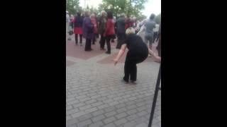 Русская красотка танцует лезгинкой