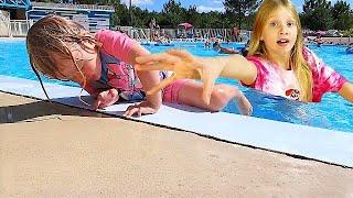 Ali and baby Méli are swimming and playing in the pool - Video for children