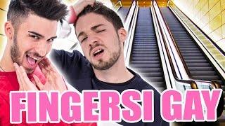 FINGERSI GAY SULLE SCALE MOBILI | Matt & Bise