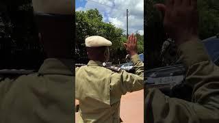 Traffic officer guides Museveni's convoy  #museveni #uganda #presidentmuseveni