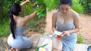 Alida prepares an easy-to-make stir-fried squid dish with pineapple and tomatoes