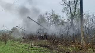 Footage of Msta-S 152-mm self-propelled howitzer crews in action