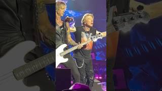 That Look Duff Gives When Axl Touches His Shoulder… Watch Closely!  