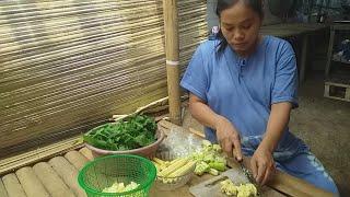 Cook young corn or mussels and fry salted fish with onion sauce