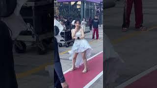 7359019403842768164冯提莫街头大跳经典舞蹈《大摆锤》，娇小玲珑又可爱。#冯提莫 #路人视角下的网红 @DOU+上热门 #甜美 #户外跳舞 #大摆锤