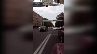 Парень регулирует движение на перекрестке в Алматы