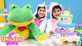 Çocuk videoları! Ayşe kocaman bir pasta yapıyor! Unicorn kafe - hamur oyunları