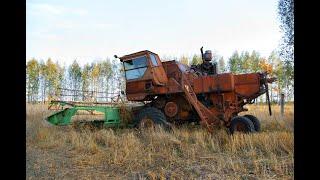 Давно брошенный среди полей комбайн НИВА СК-5