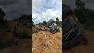 detik detik mobil truk terbalik #shorts #truck #offroad