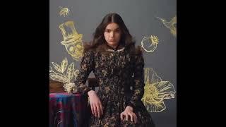 hailee steinfeld as emily dickinson