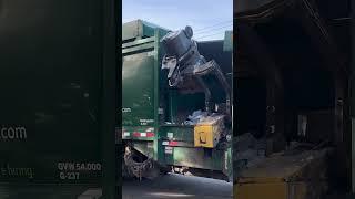 WM Peterbilt 320 McNeilus MA 105473