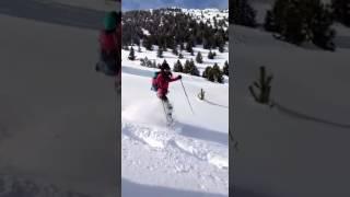 Amigos disfrutando en la nieve.