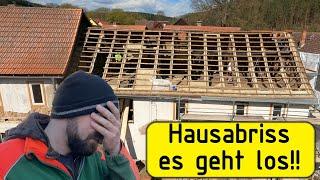 Haus Abriss  selber machen von Hand, der Dachstuhl wird zersägt