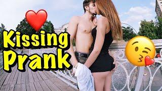 Kissing Prank: ПОЦЕЛУЙ С НЕЗНАКОМКОЙ | РАЗВОД НА ПОЦЕЛУЙ НОСТАЛЬГИЯ...