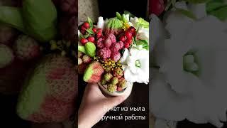 Букет  ручной работы.#цветы #эустома #ягоды #букетизягод #белыецветы #летнийбукет #цветывитебск