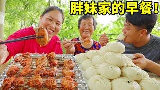 胖妹家早餐真丰富，蒸两笼包子配十八个烤鸡腿，祖孙三人吃饱喝足~【陈说美食】