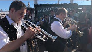 Oktoberfest München: Musikkapelle marschiert spontan durch das Schottenhamel-Festzelt (in 4K)