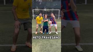 No vas a creer como le pega  | Reto Travesaño ️ #sisomosgemelos #futbol #reto #challenge