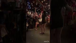 Novinha dançando de vestido curto na balada