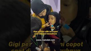 Gigi pesilat cilik ini copot saat dipukul musuhnya