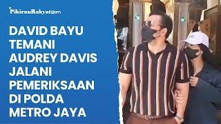 Penyanyi David Bayu Temani Audrey Davis Jalani Pemeriksaan di Polda Metro Jaya