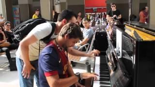 Duet Improvisation at the piano on Station Paris - Duetto improvvisa alla stazione di Parigi