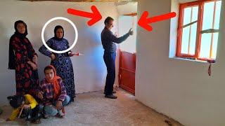 A single mother's efforts in installing door and window glass with the help of a master