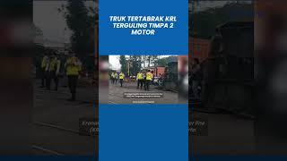 Kecelakaan Truk Tertabrak KRL Terguling Timpa 2 Motor di Tangerang