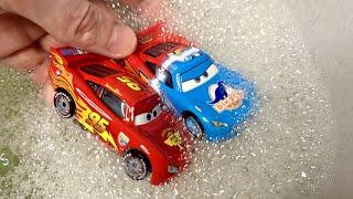 Disney Pixar Cars Fall in Water: Lightning McQueen, Chick Hicks, Sally, Doc Hudson, Francesco