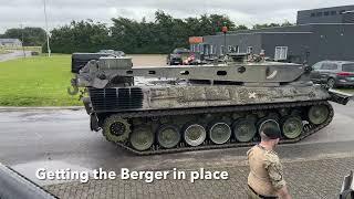 Trying to move the Leopard 2A4 with the Leopard 1 Berger - LEOPARD 2 tank puts up at fight