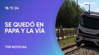 AMBA: por seguir al GPS, un camionero quedó atascado en las vías del tren en Moreno