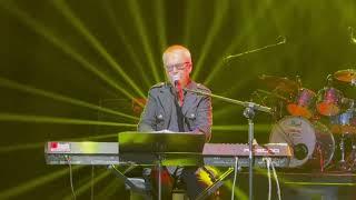 FRA LIPPO LIPPI’s Per Sorensen Performing “Beauty And Madness” Live Performance in Manila